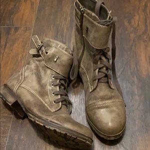 Woman’s lace up boots